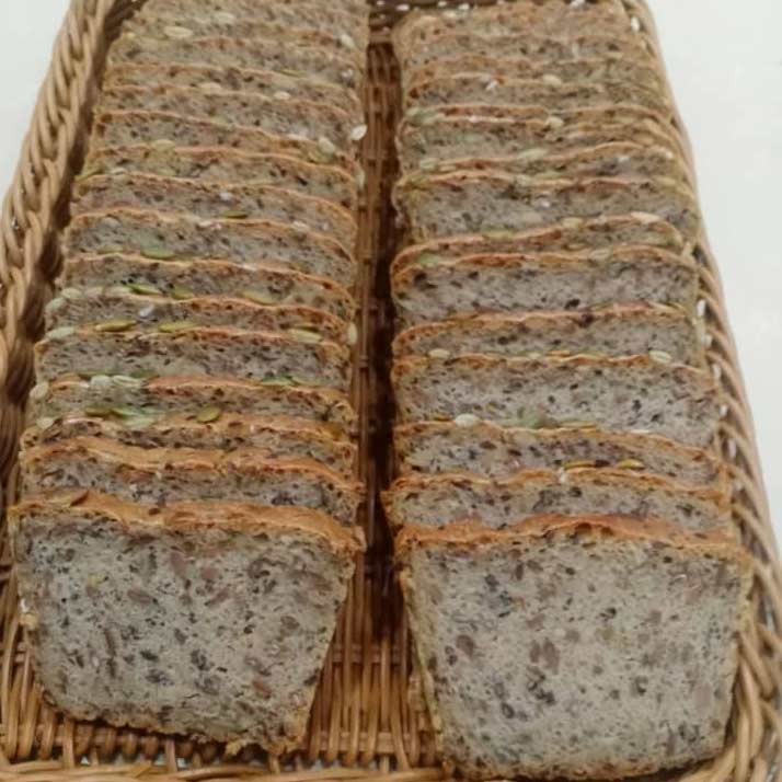 Ryebread มีเมล็ดพืชและคอกสุนัขจำนวนมาก / Rågbröd, med mycket frön och kennlar