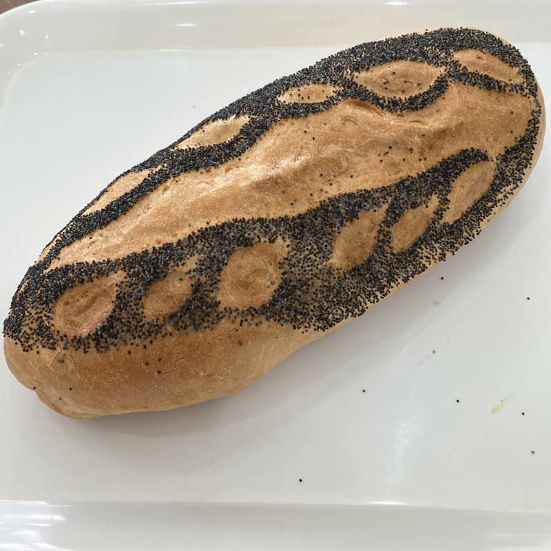 ขนมปังโฮลวีตกับเมล็ดงาดำ / vetebröd med vallmofrön